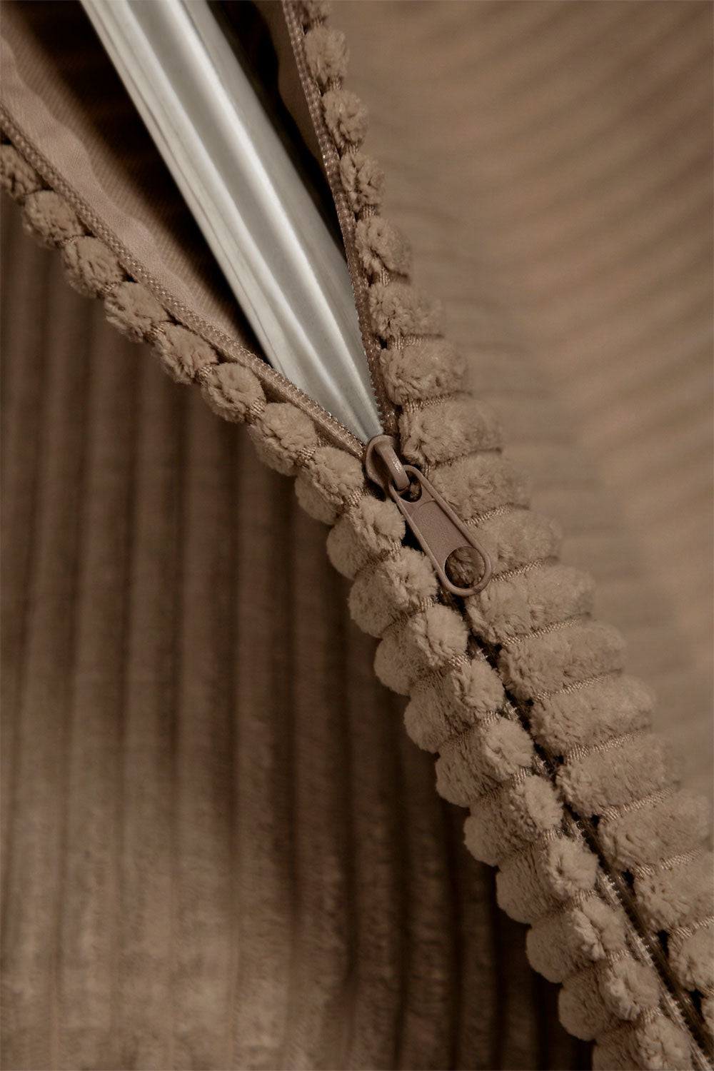 Sofa-lova PAULENA – atspalvio detalė