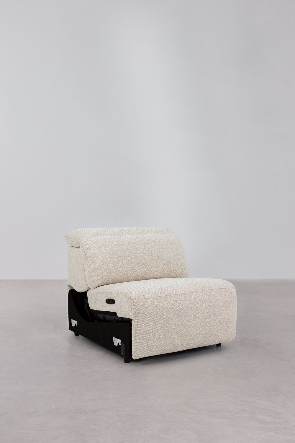 Trivietė elektrinė sofa PEGERA medinių kojelių vaizdas