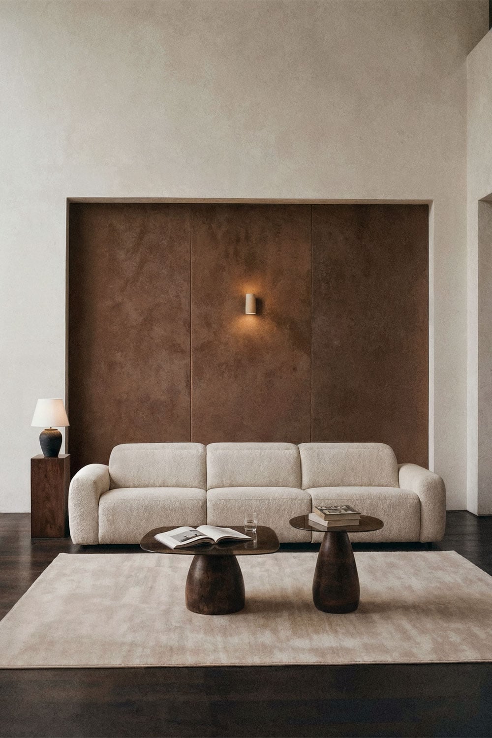 Trivietė elektrinė sofa PEGERA iš priekio, smėlio spalvos boucle šenilo