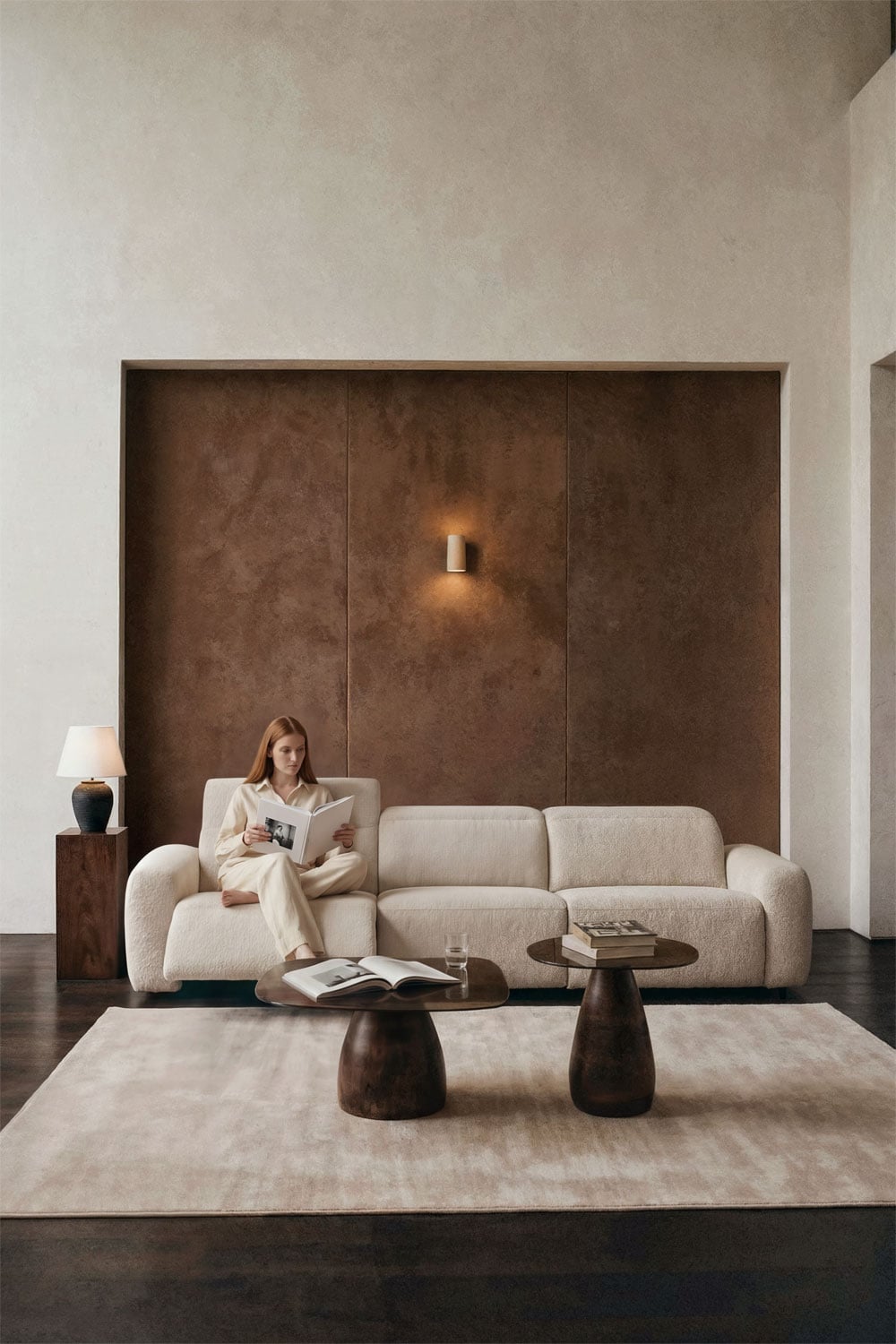 Trivietė elektrinė sofa PEGERA minimalistiniame svetainės interjere