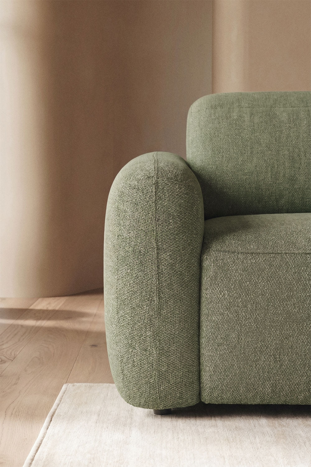 Trivietė elektrinė sofa PEGERA – interjere