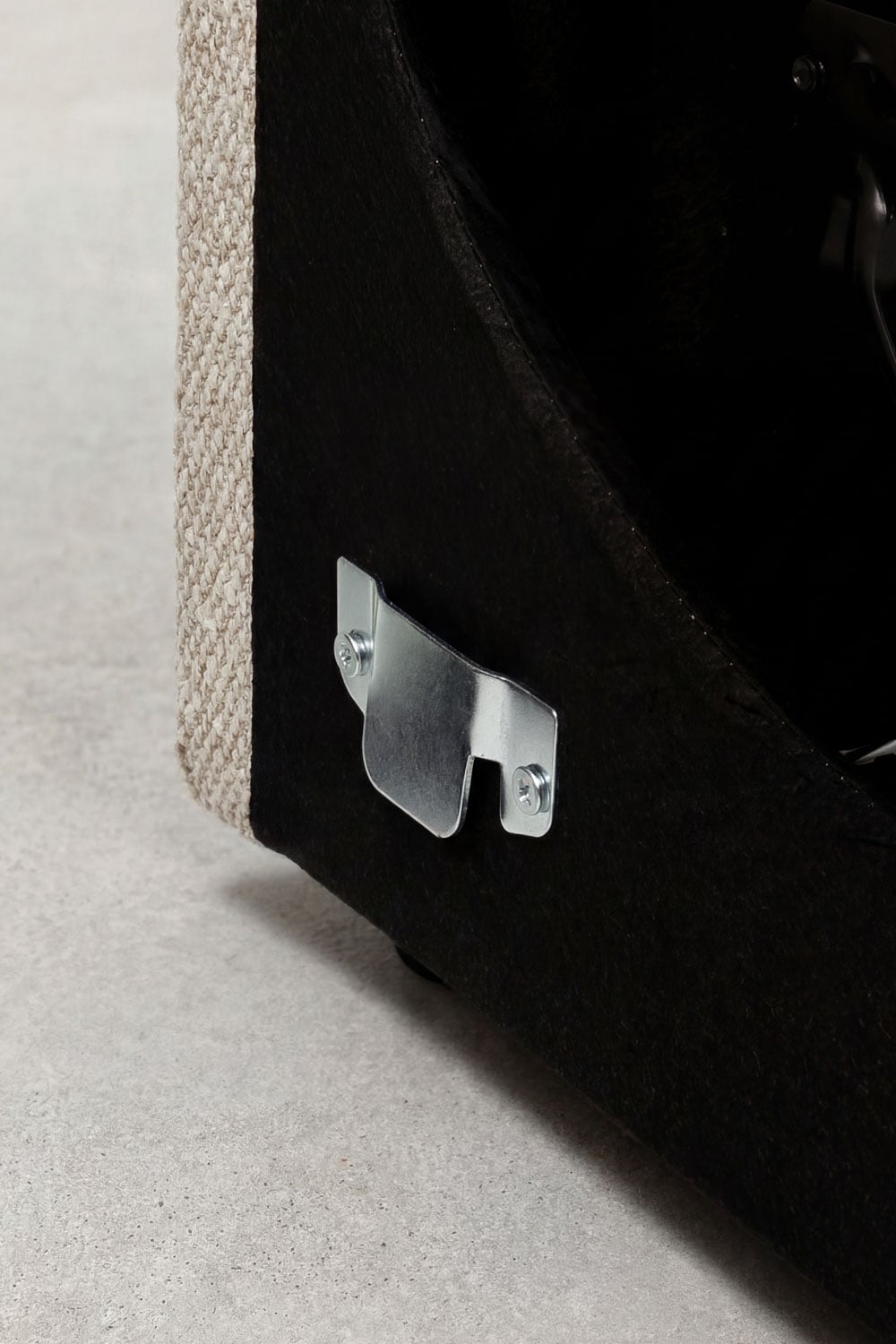 Trivietė elektrinė sofa PEGERA audinio ir kojelių kontrastas