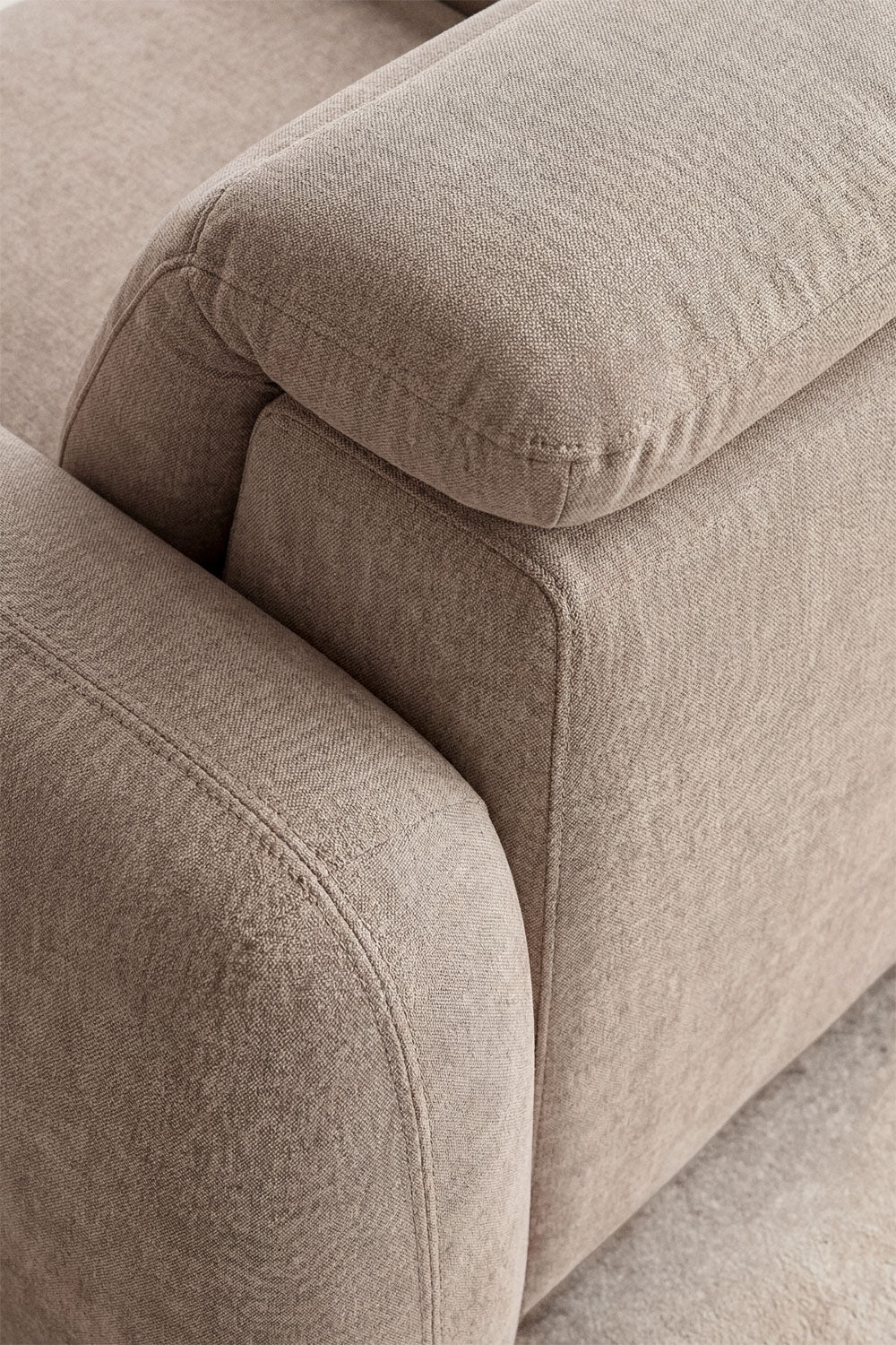 Trivietė elektrinė sofa PEGERA – artimas planas