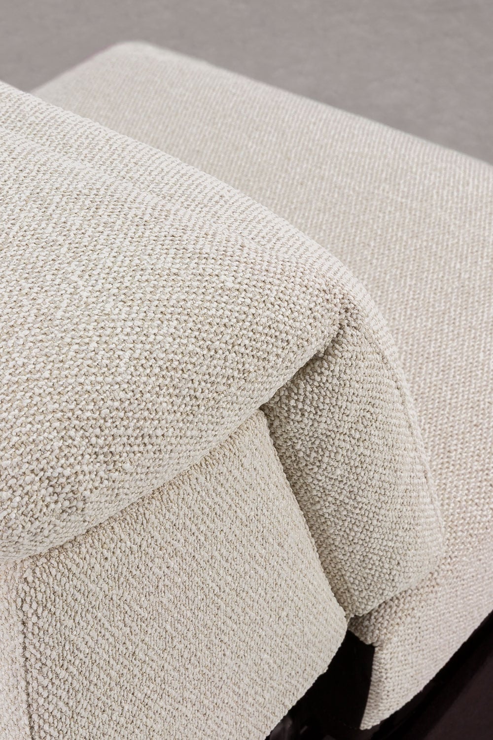 Trivietė elektrinė sofa PEGERA metalinių kojelių detalė