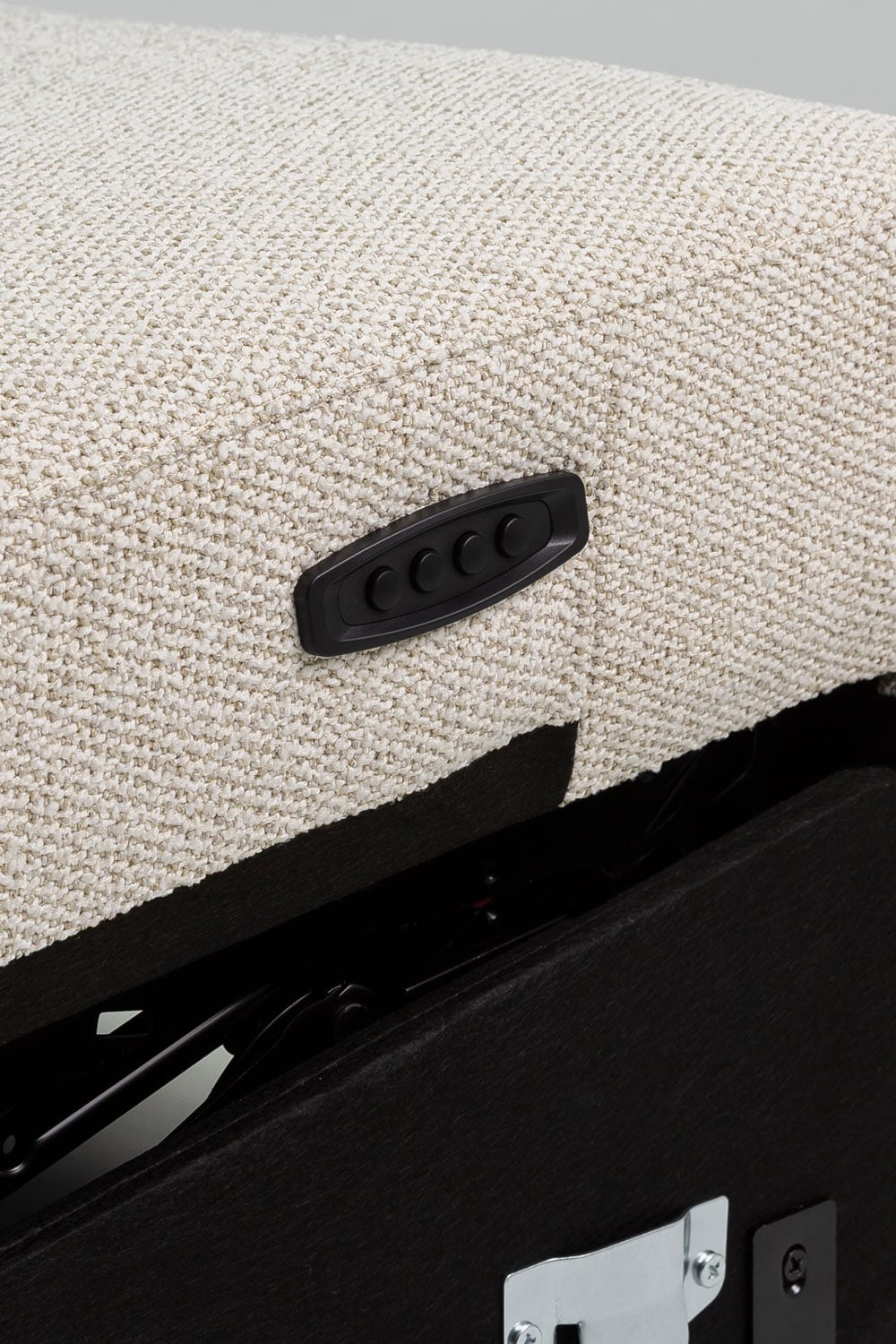 Trivietė elektrinė sofa PEGERA svetainėje, iš arti