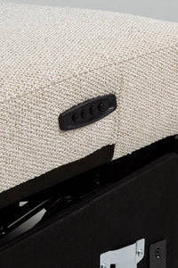 Trivietė elektrinė sofa PEGERA svetainėje, iš arti