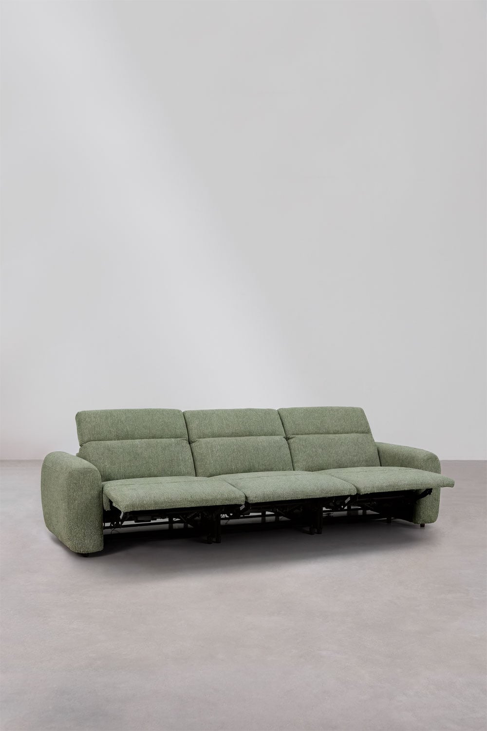 Trivietė elektrinė sofa PEGERA prie lango, šalavijo žalios spalvos boucle šenilo