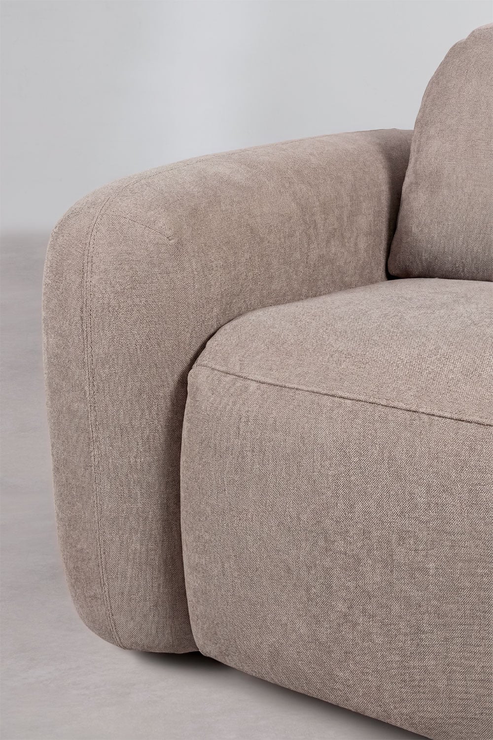 Trivietė elektrinė sofa PEGERA jaukioje poilsio zonoje