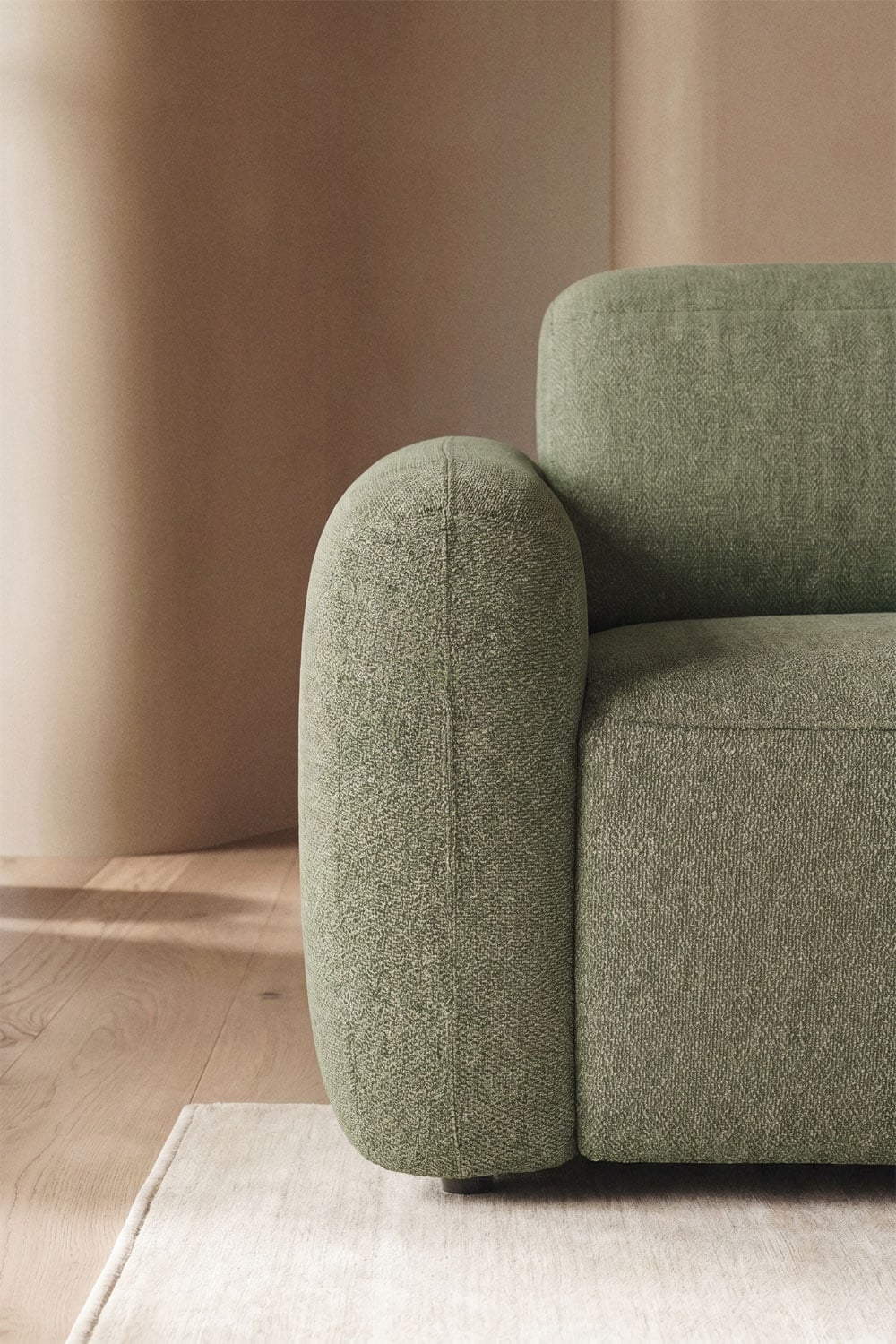 Trivietė elektrinė sofa PEGERA realioje aplinkoje, šalavijo žalios spalvos boucle šenilo