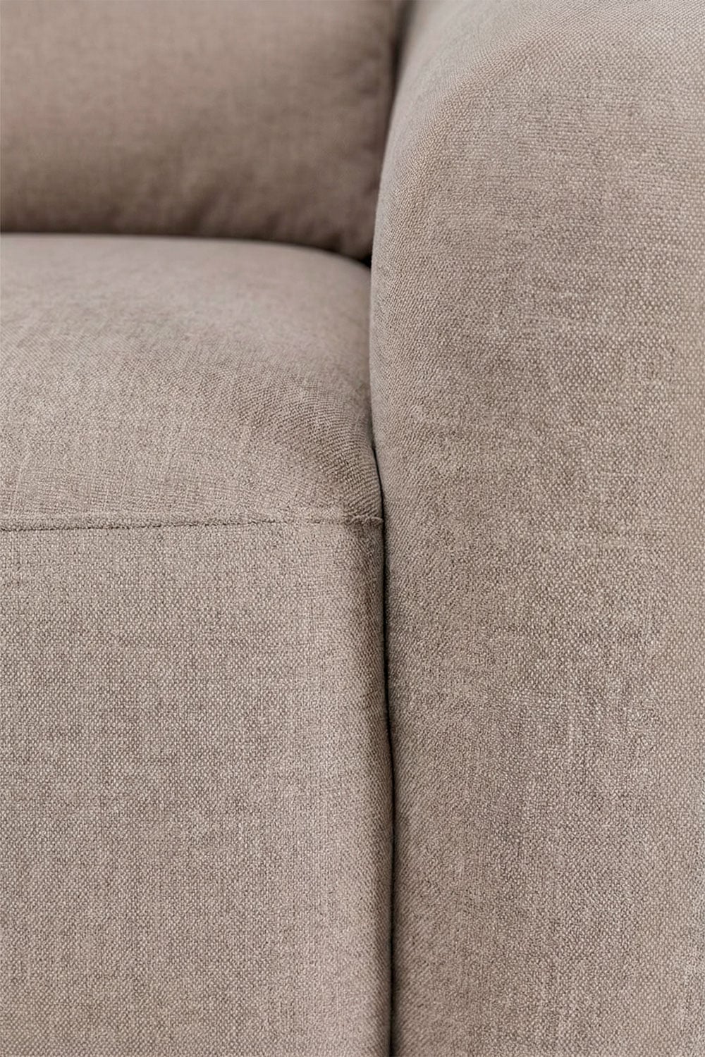 Trivietė elektrinė sofa PEGERA stilizuotoje aplinkoje