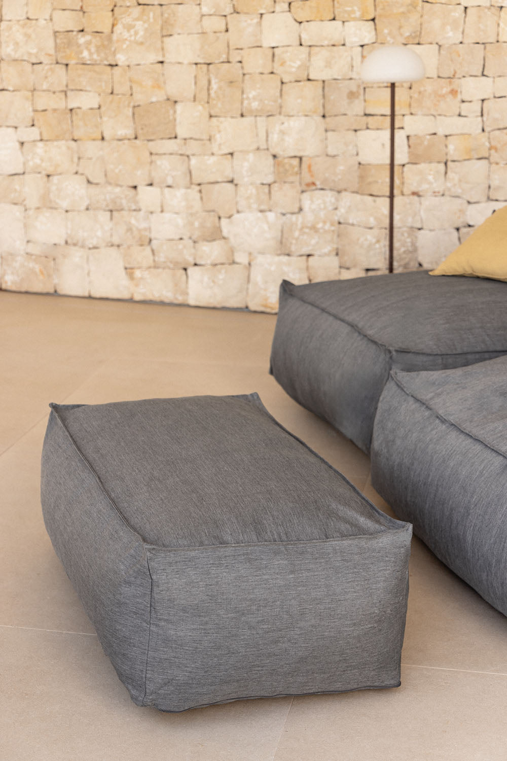 Stačiakampis lauko pufas VELVA 110x65 cm, granito pilka