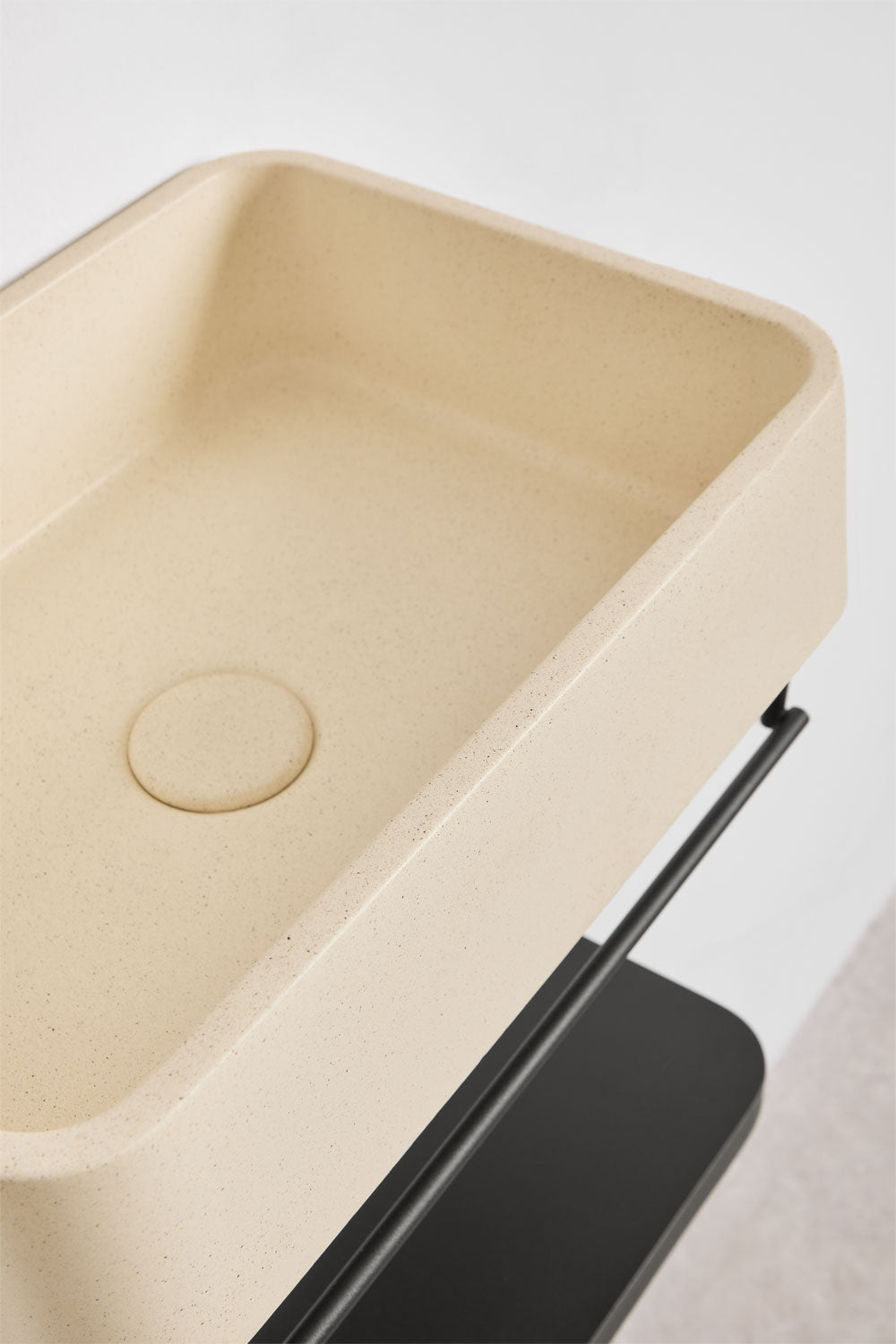 Taisnstūra izlietne MAROIRO 40x30 cm ar integrētu dvieļu turētāju, cements un metāls