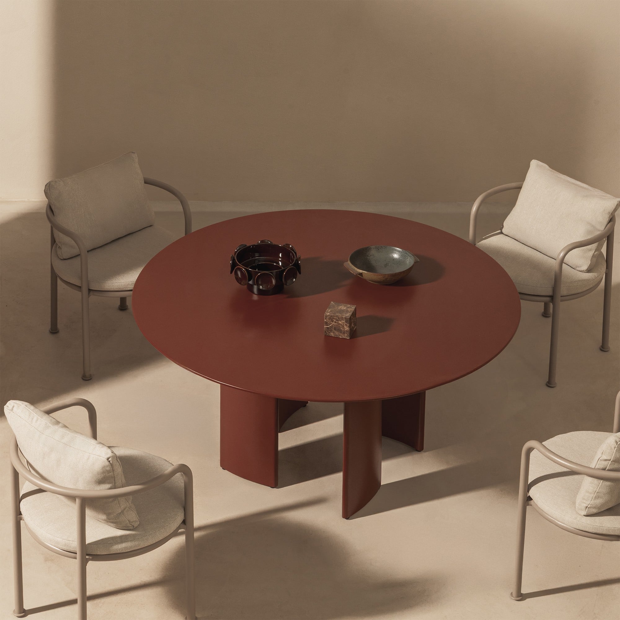 ALERO round outdoor table, burgundy brown, 140 cm