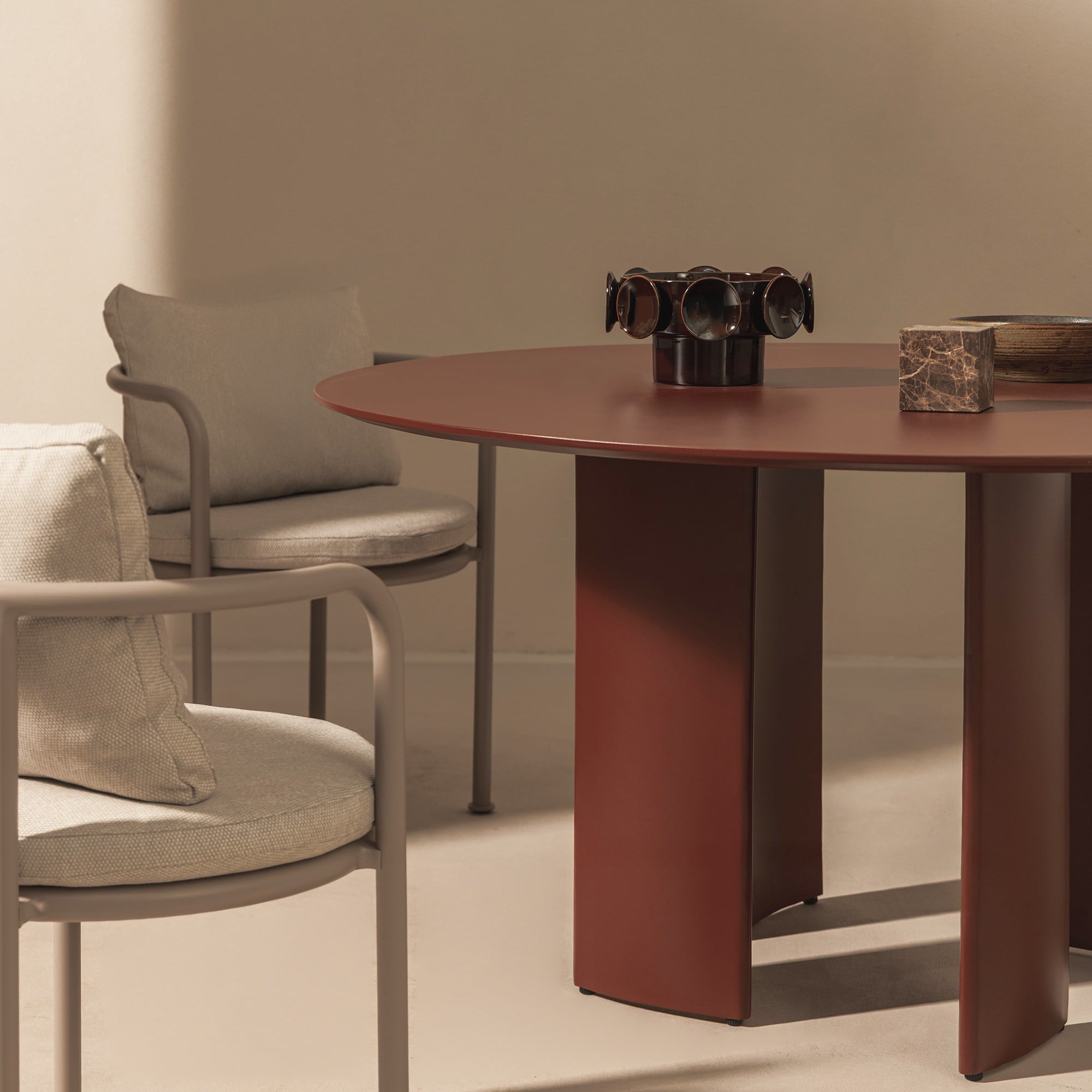 ALERO round outdoor table, burgundy brown, 140 cm