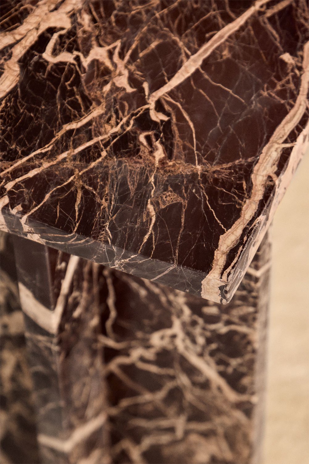 Elegantiškas marmurinis staliukas CORWEL su lenkta forma | namuideja.lt | staliukas