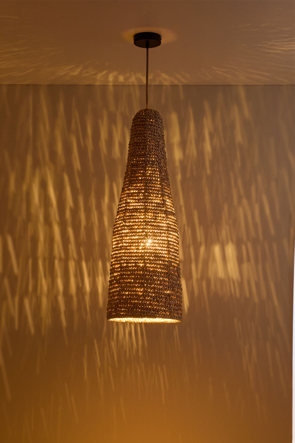 Gaismeklis RATTAN, medus krāsā un melns, 75 cm