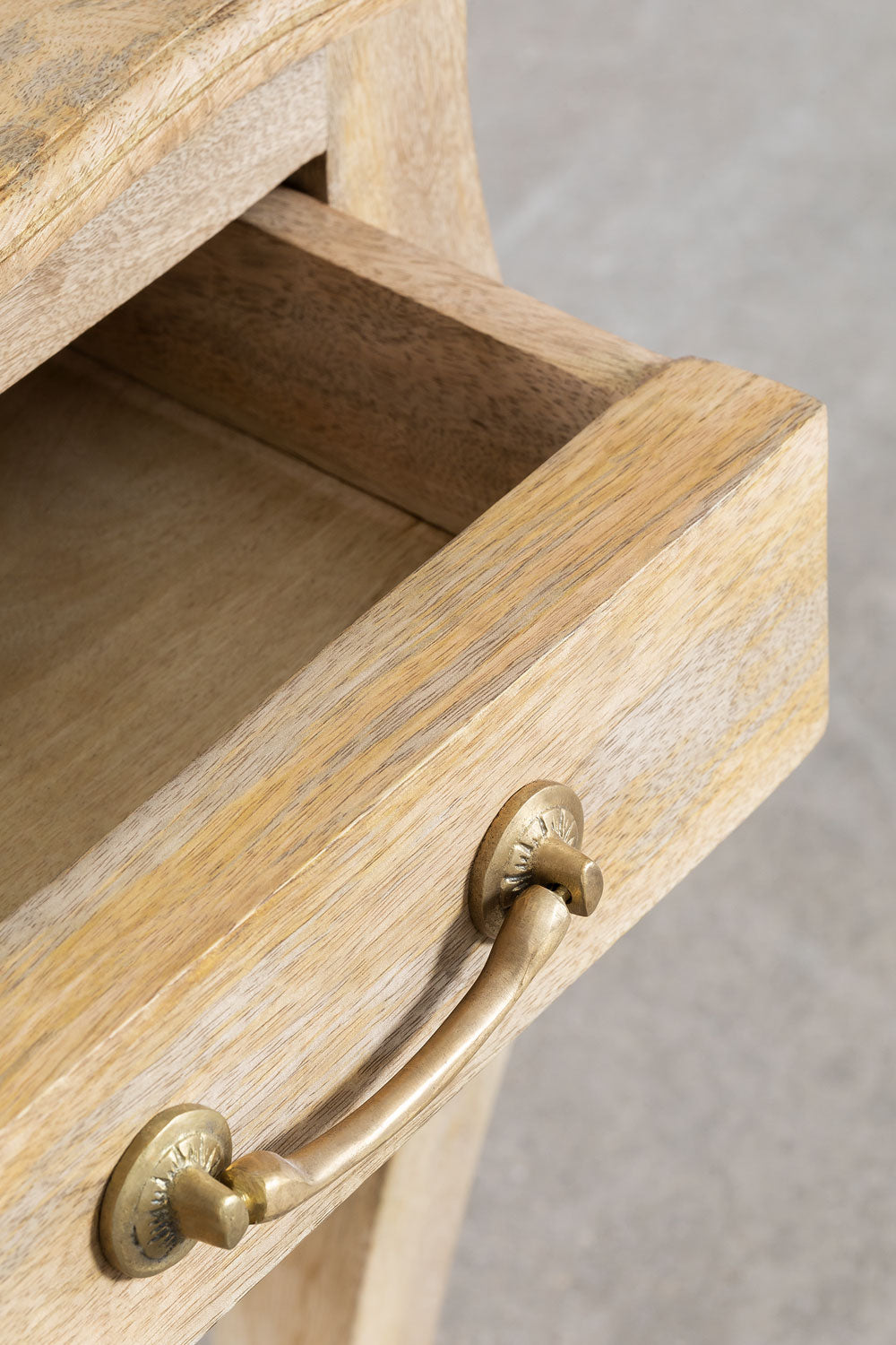 Naktinio staliuko MICAELA viso baldo apžvalga
