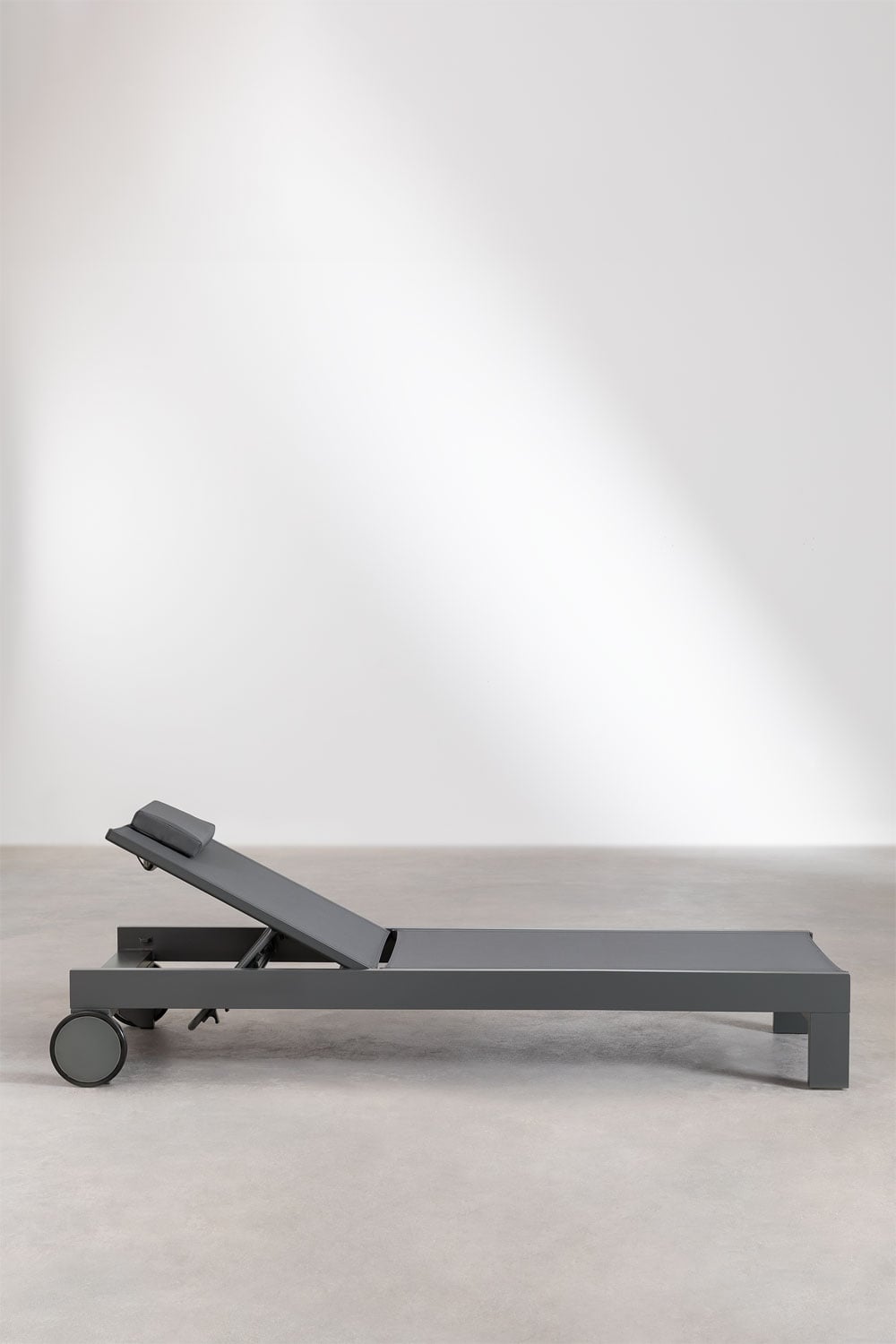 SOLARA Aluminum Outdoor Lounger, Graphite Grey