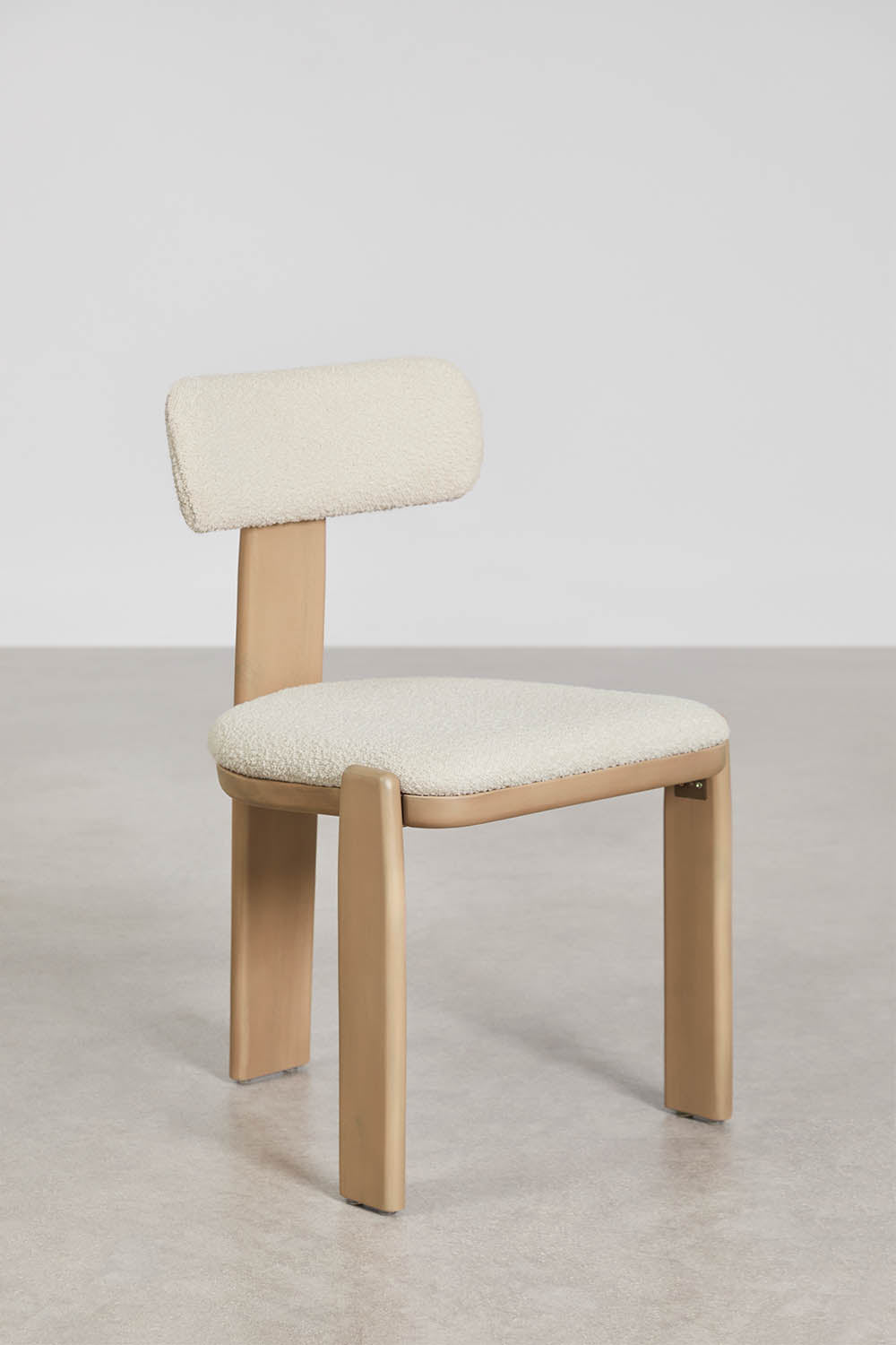 Valgomojo kėdė MALTA, akacijos mediena, bouclé, trijų kojų