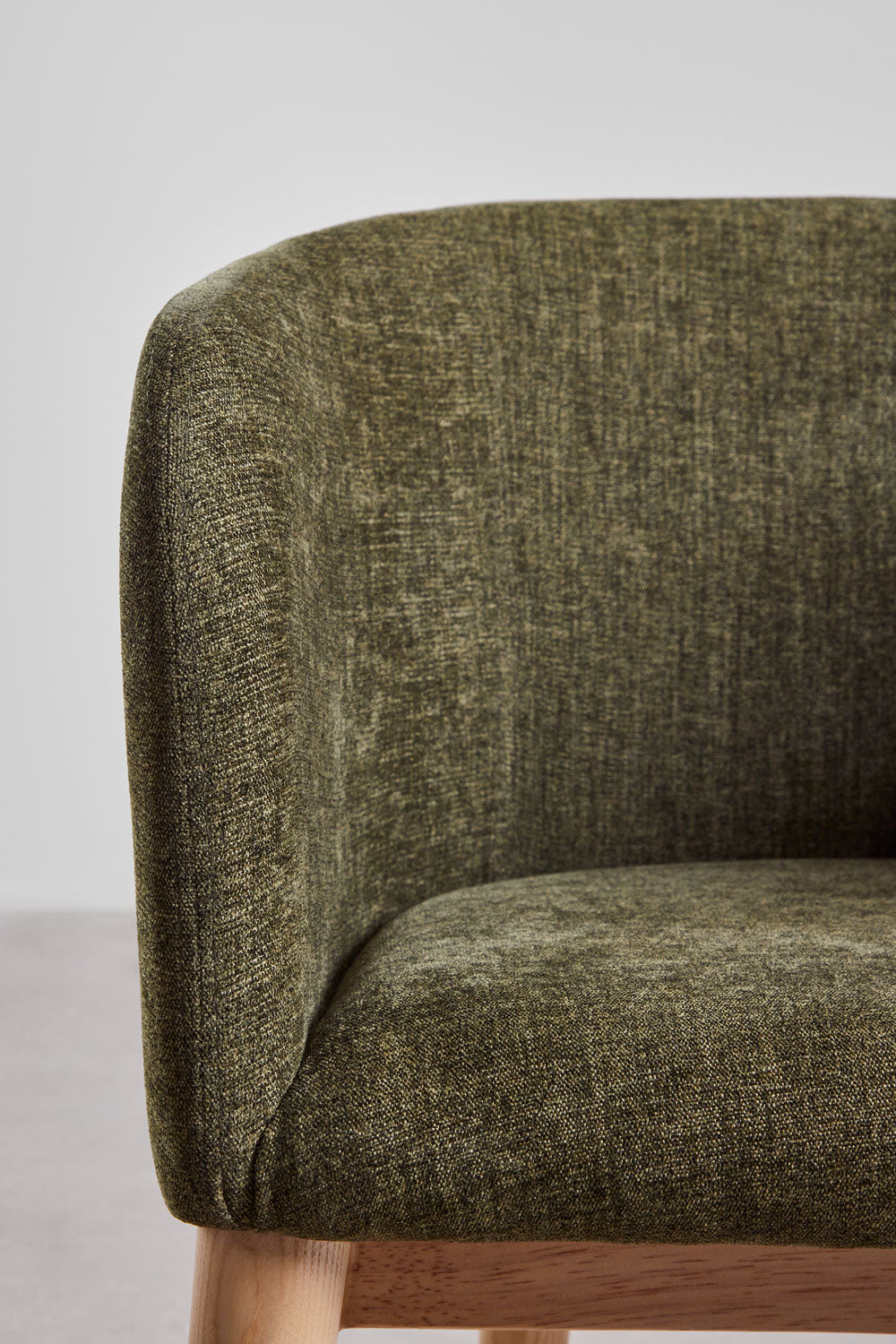 SOLUARO dining chair with armrests, natural wood frame, sage green chenille