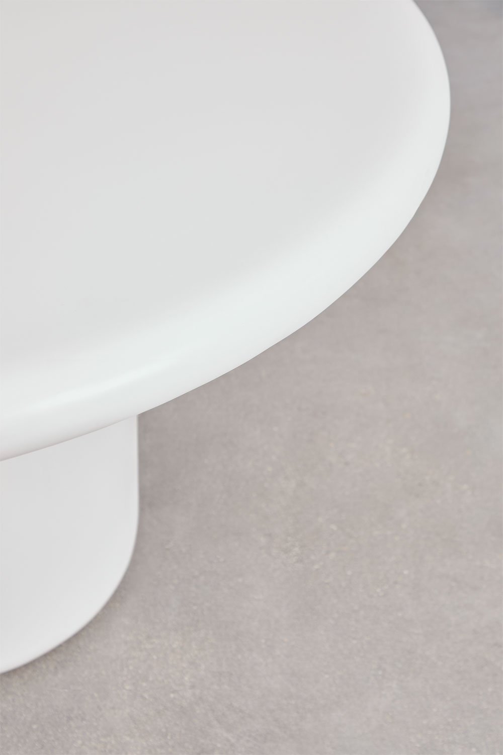 Cementinis stalas ir medinės kėdės su porankiais | namuideja.lt | cementinis stalas