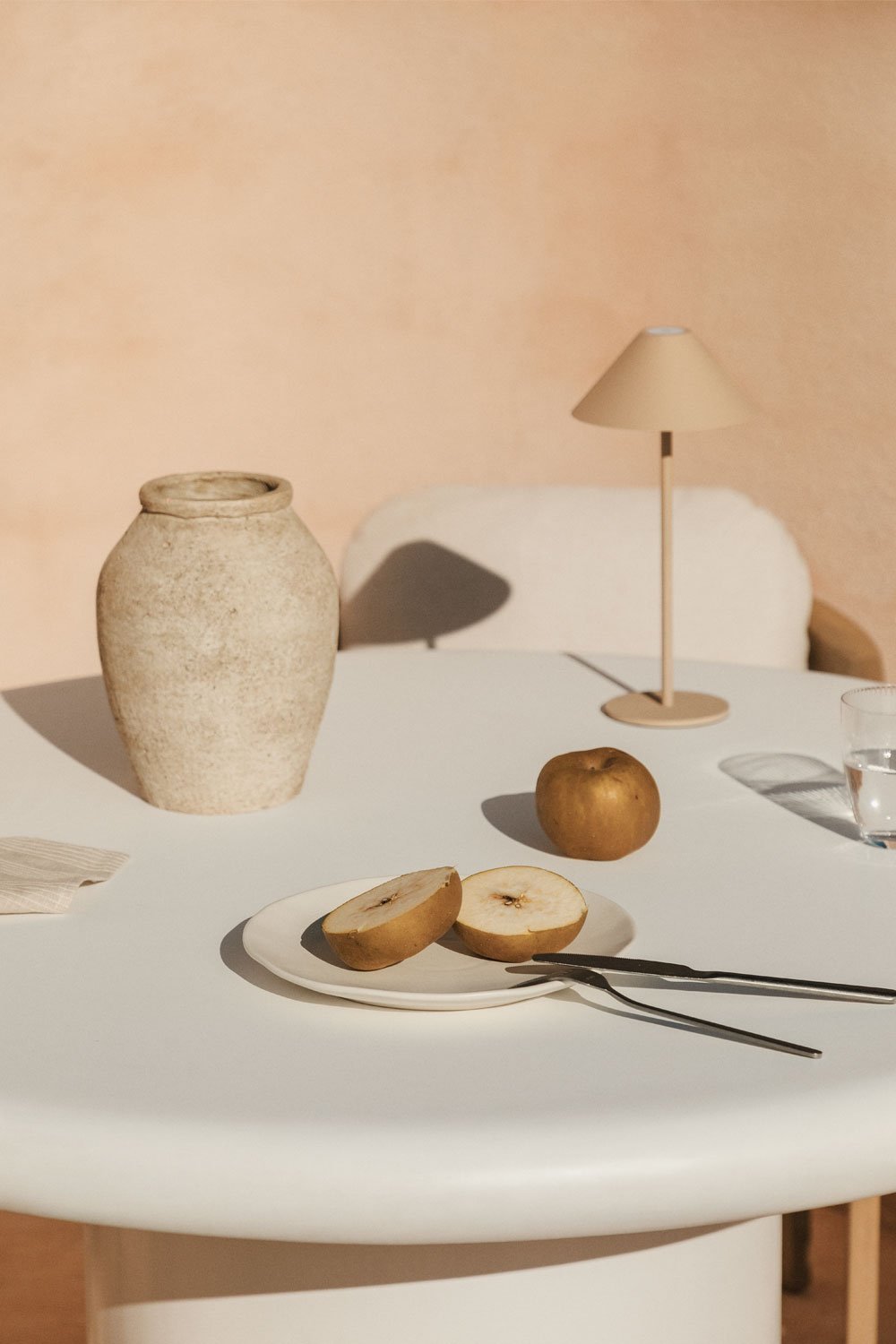 Organinės formos stalas su cilindrine baze lauko erdvėje | namuideja.lt | lauko stalas