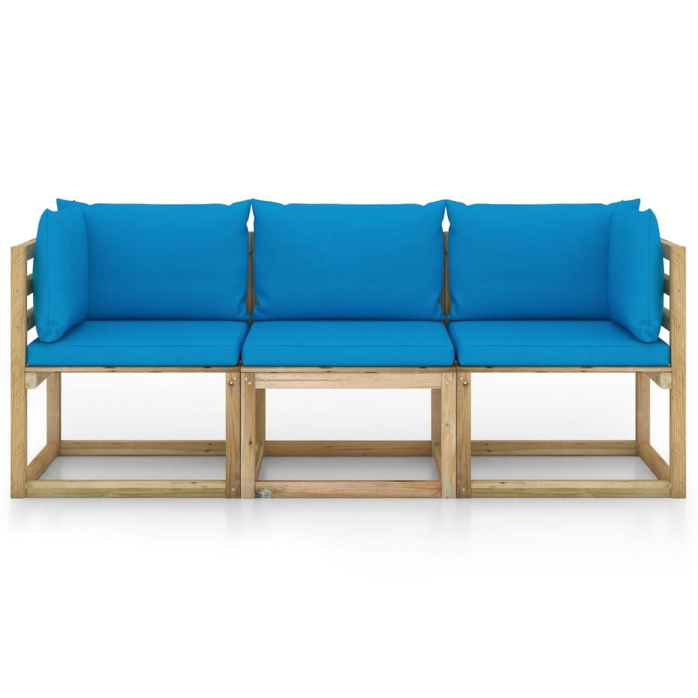 Trivietė sodo sofa su šviesiai mėlynomis pagalvėlėmis