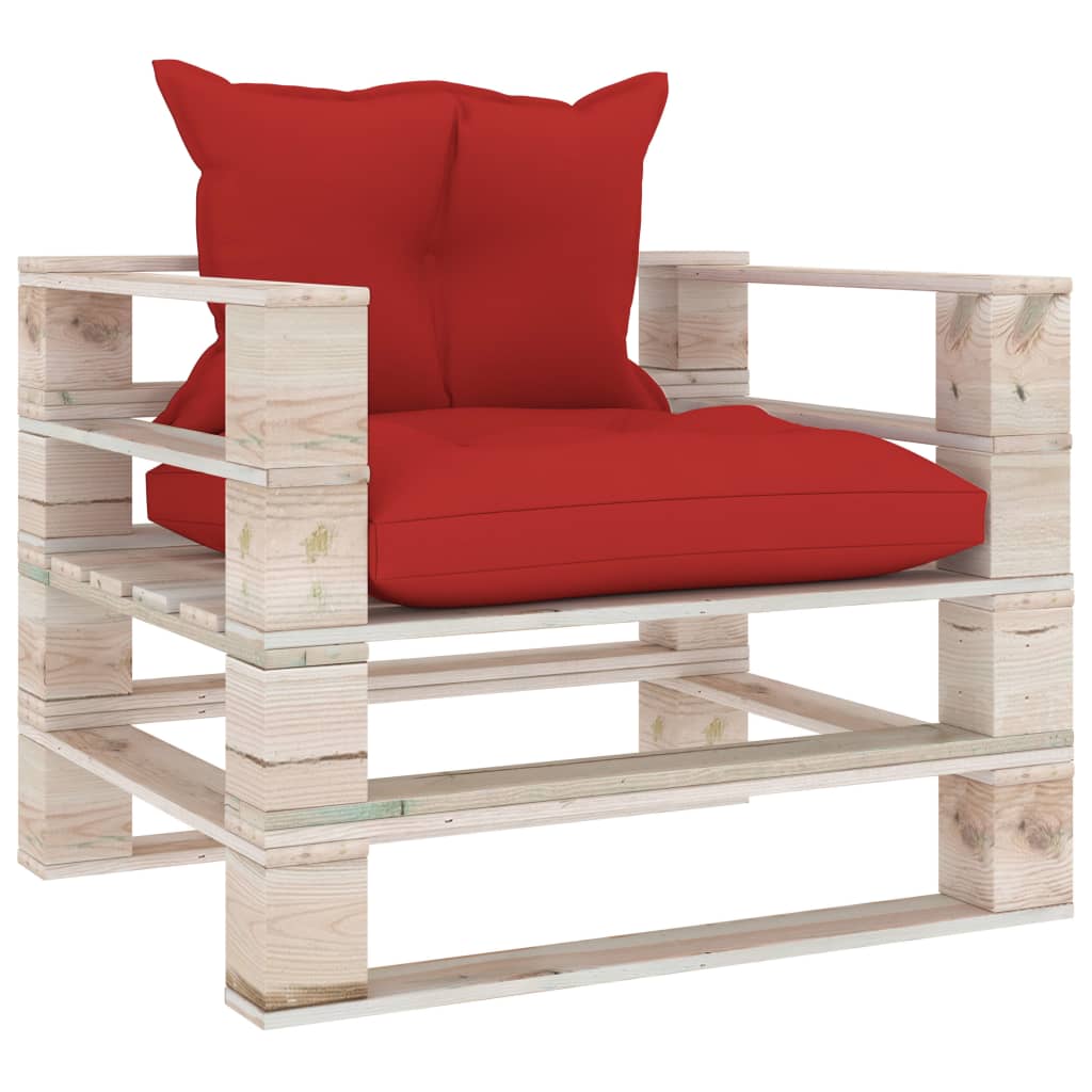 Sodo sofa iš palečių su raudonomis pagalvėlėmis, pušies mediena