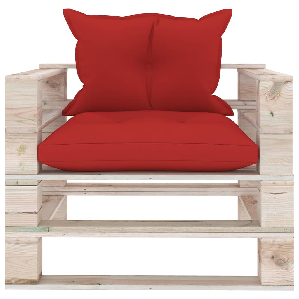 Sodo sofa iš palečių su raudonomis pagalvėlėmis, pušies mediena