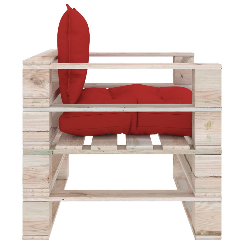Sodo sofa iš palečių su raudonomis pagalvėlėmis, pušies mediena