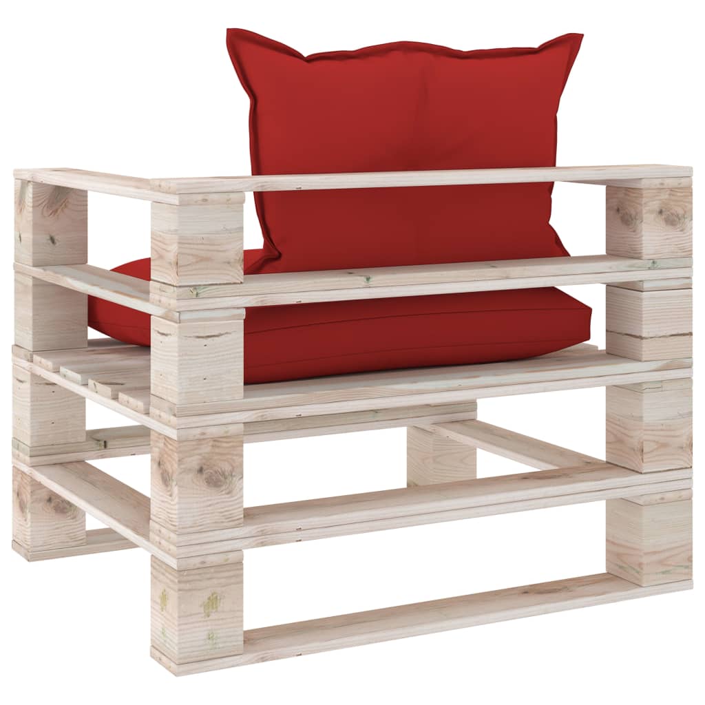 Sodo sofa iš palečių su raudonomis pagalvėlėmis, pušies mediena