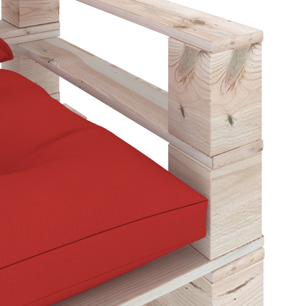 Sodo sofa iš palečių su raudonomis pagalvėlėmis, pušies mediena