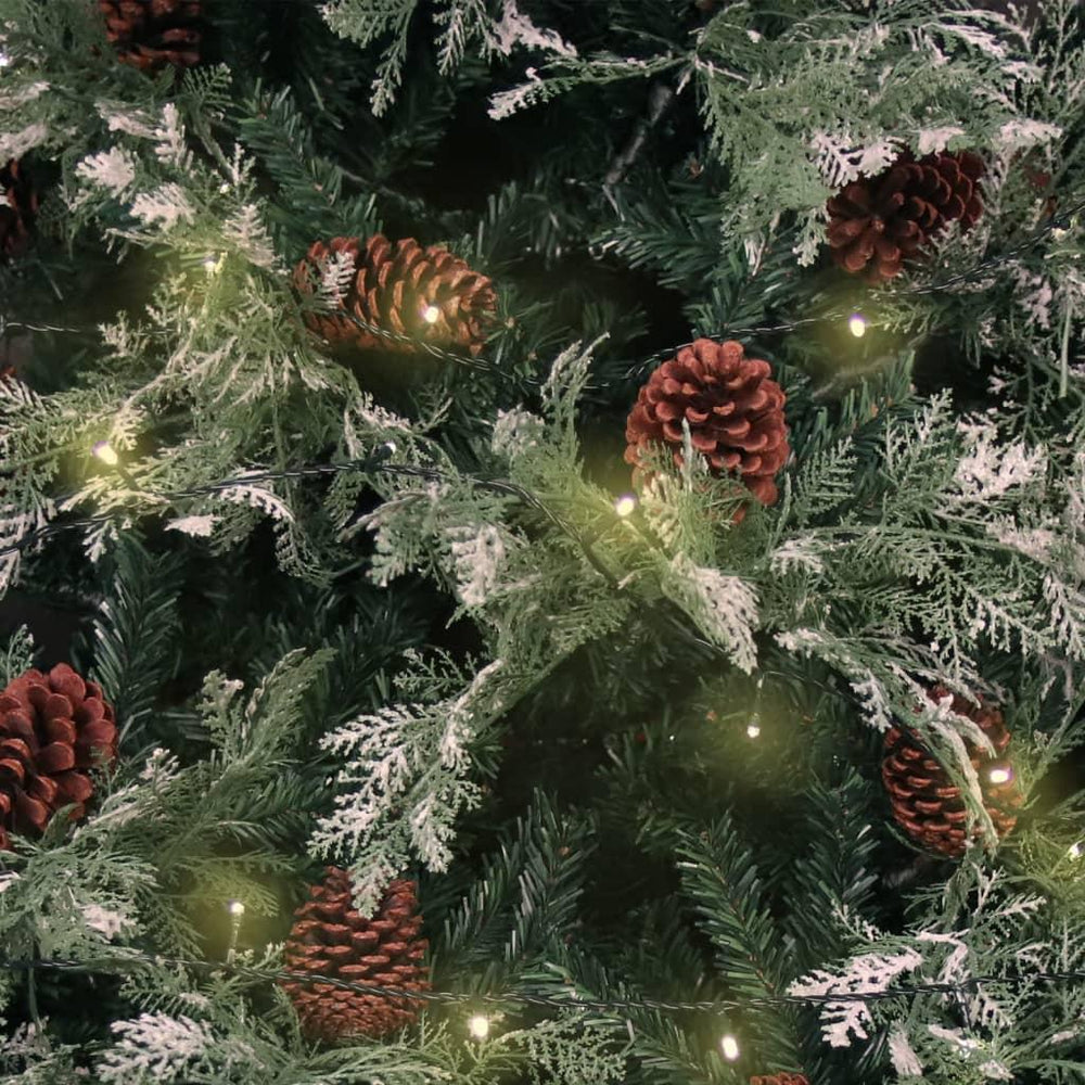 Kalėdų eglutė su LED/kankorėžiais, žalia/balta, 225cm, PVC/PE