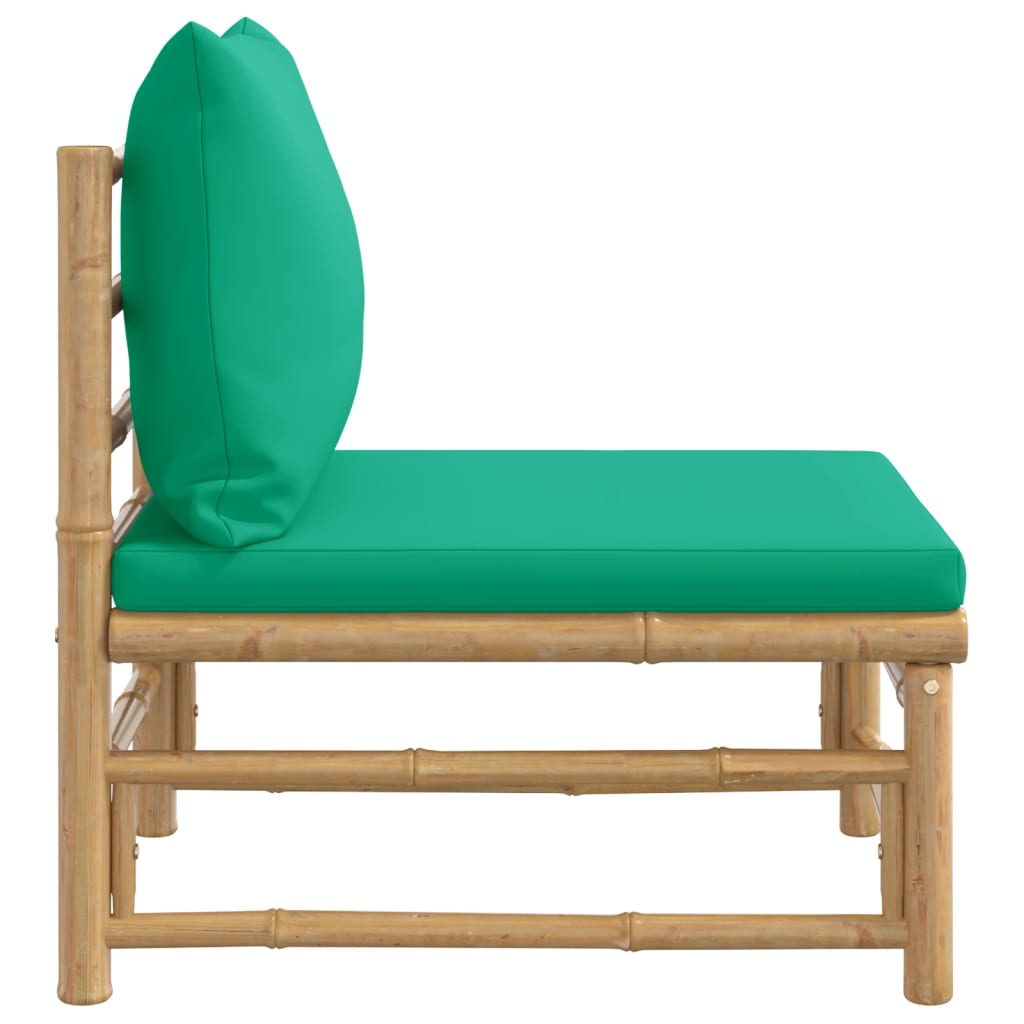 Vidurinė sodo sofos dalis su žaliomis pagalvėlėmis, bambukas