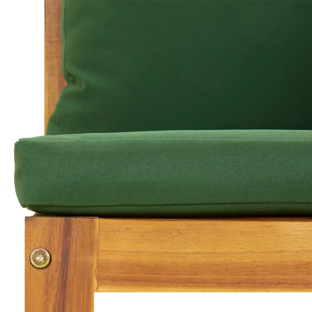 Vidurinė sodo sofos dalis su žaliomis pagalvėlėmis, akacija