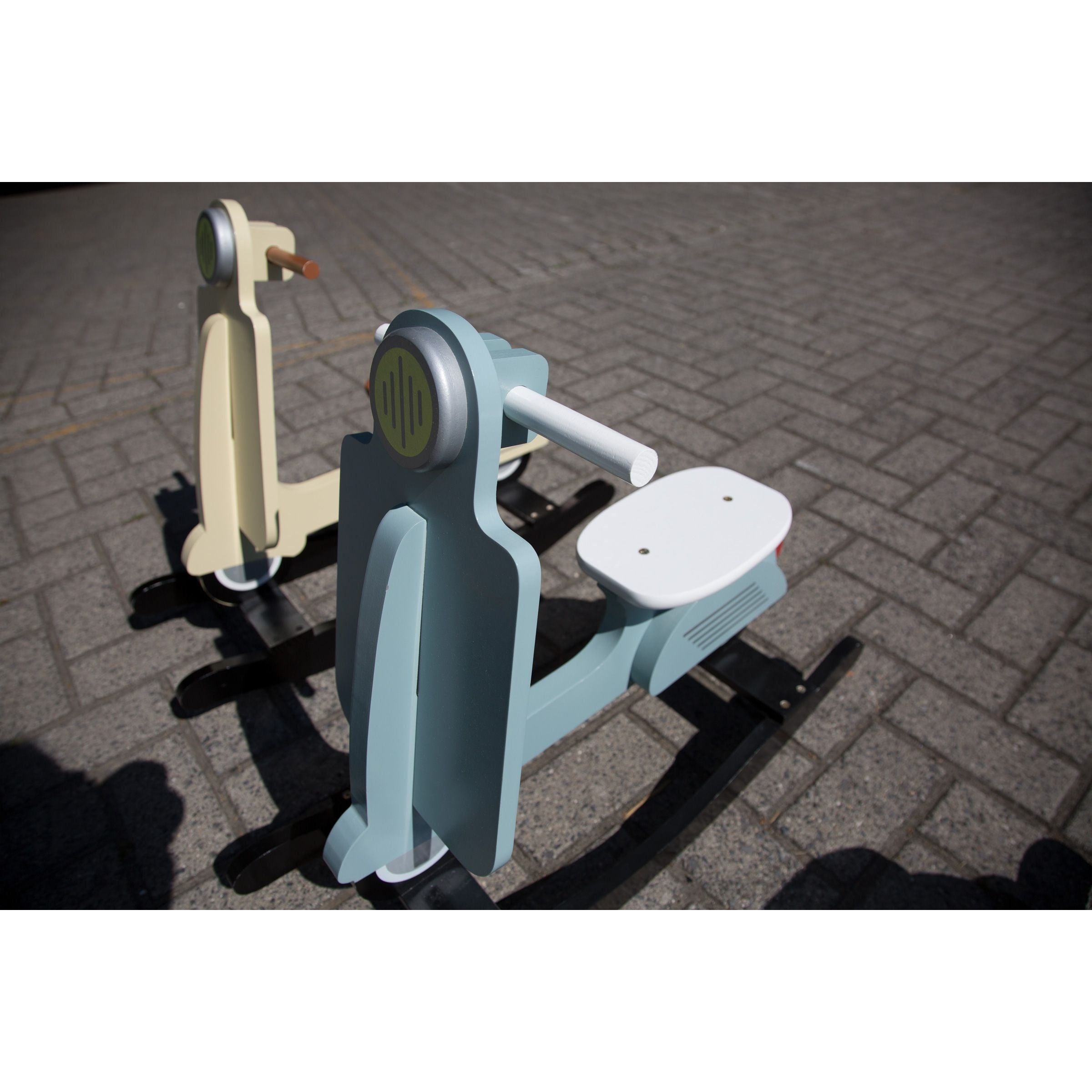 Medinis Supamas Motoroleris, Melsva Spalva